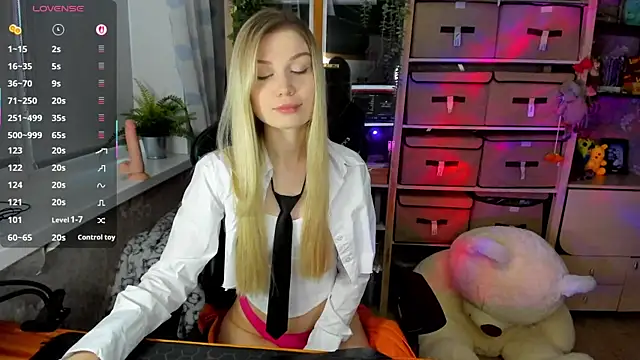 Snapshot of blondie_lina chatting on November 13, 2025, 12:15 pm blondie lina online show from November 13, 2025, 12:15 pm