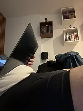 Manuelst11928 online show from November 14, 2025, 4:44 am