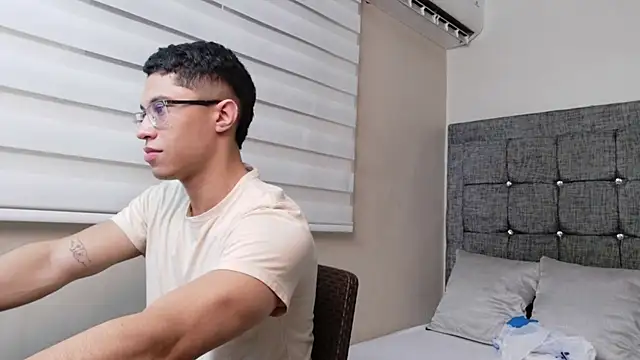 Chrix Velez online show from November 17, 2025, 7:41 pm