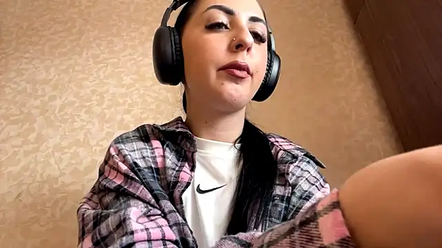 Snapshot of CindyFlowers chatting on November 15, 2025, 9:17 am CindyFlowers online show from November 15, 2025, 9:17 am