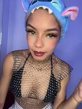 isis petite online show from December 4, 2025, 9:23 pm