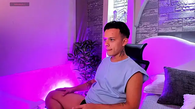 Snapshot of Valentino_moretti chatting on November 18, 2025, 12:20 pm Valentino moretti online show from November 18, 2025, 12:20 pm