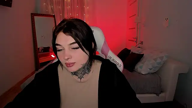 EmilyWoods  online show from November 17, 2025, 8:20 am