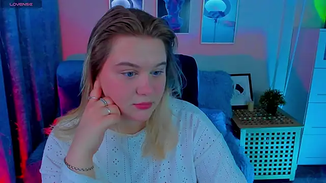 Snapshot of LouiseMous chatting on December 4, 2025, 9:01 pm LouiseMous online show from December 4, 2025, 9:01 pm