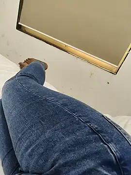 priya2505 online show from November 25, 2025, 8:14 am