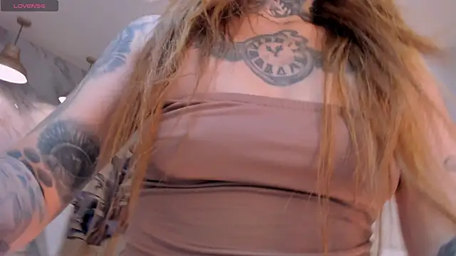 CarlaBrunni online show from December 2, 2025, 12:10 pm