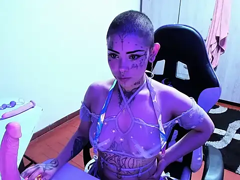 Snapshot of Zombitch chatting on December 5, 2025, 12:30 am Zombitch online show from December 5, 2025, 12:30 am