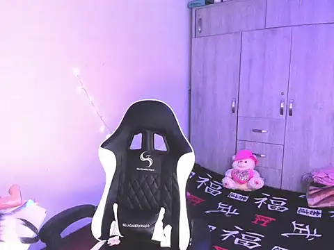 Snapshot of Zombitch chatting on December 15, 2025, 6:56 pm Zombitch online show from December 15, 2025, 6:56 pm