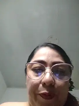   Nahomi online show from December 4, 2025, 8:39 pm