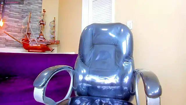 Snapshot of Hottie_Bear chatting on November 17, 2025, 5:13 am Hottie Bear online show from November 17, 2025, 5:13 am