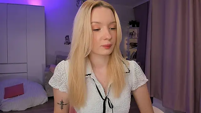 Snapshot of Tiffany_Paw chatting on December 2, 2025, 3:23 am Tiffany Paw online show from December 2, 2025, 3:23 am