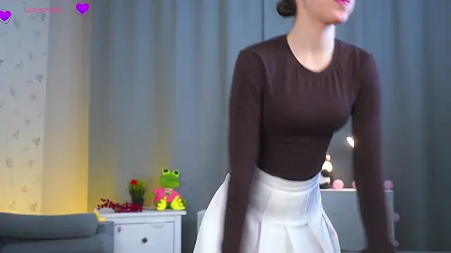 SanjuanitaNaser online show from November 19, 2025, 1:00 pm