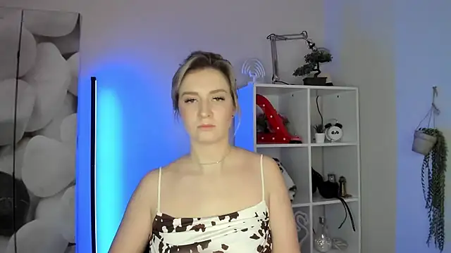 AlisaCam24 online show from November 20, 2025, 8:14 am