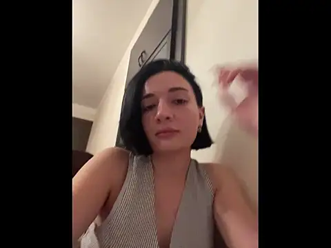 Pineapple online show from November 21, 2025, 5:33 pm