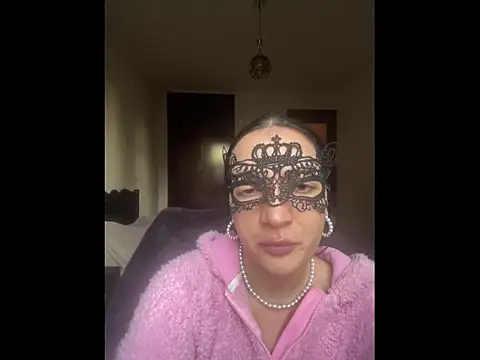 Pineapple online show from December 3, 2025, 1:20 pm