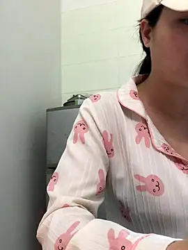 Snapshot of Miumiu95x chatting on December 16, 2025, 7:35 am Miumiu95x online show from December 16, 2025, 7:35 am