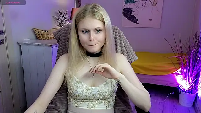 Snapshot of AnoraAmore chatting on December 4, 2025, 6:01 am AnoraAmore online show from December 4, 2025, 6:01 am