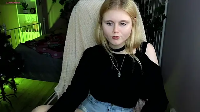 Snapshot of AnoraAmore chatting on December 14, 2025, 9:08 pm AnoraAmore online show from December 14, 2025, 9:08 pm