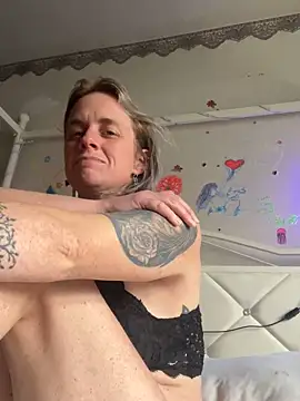 kittykatskat online show from November 20, 2025, 2:06 pm