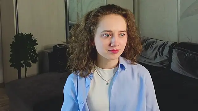 Snapshot of CuteLunette chatting on December 5, 2025, 1:20 pm CuteLunette online show from December 5, 2025, 1:20 pm