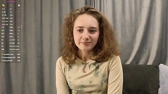 Snapshot of CuteLunette chatting on December 13, 2025, 7:53 pm CuteLunette online show from December 13, 2025, 7:53 pm