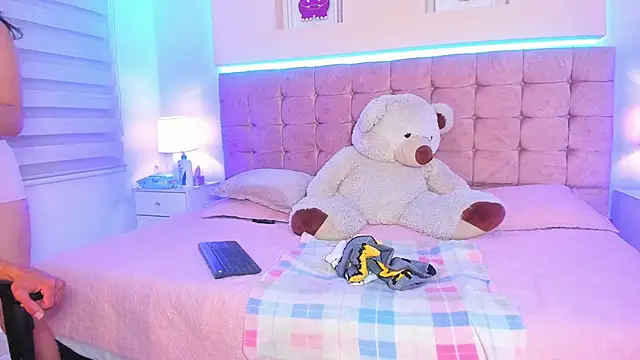 Katy Gomez  online show from November 30, 2025, 12:20 pm