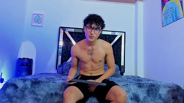 eliasferragamo online show from November 27, 2025, 8:11 pm