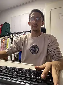 charlie bass online show from December 4, 2025, 7:28 am