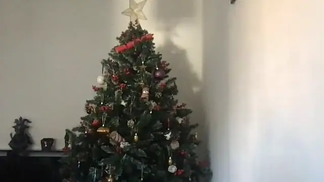 Snapshot of LittlemissjuicyJ chatting on December 2, 2025, 12:43 pm LittlemissjuicyJ online show from December 2, 2025, 12:43 pm