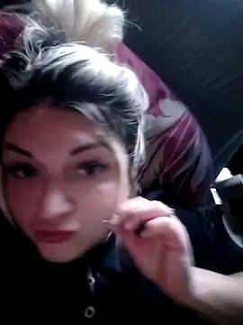 Snapshot of CharleyCream chatting on December 17, 2025, 11:05 am CharleyCream online show from December 17, 2025, 11:05 am