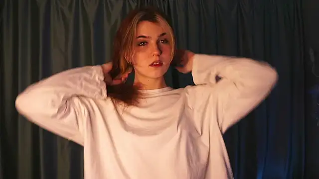 FannyRay online show from December 2, 2025, 8:04 pm