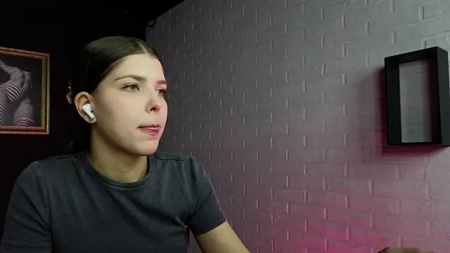 Sierra Maddison online show from December 4, 2025, 6:12 am