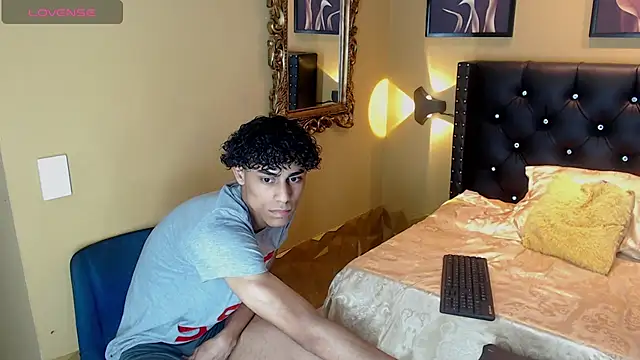 alejandroo  online show from December 4, 2025, 11:13 pm