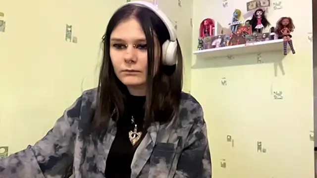 TraceeSchutt online show from November 30, 2025, 12:42 pm