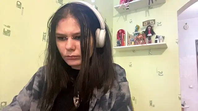 TraceeSchutt online show from December 4, 2025, 12:14 pm