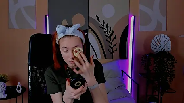 Snapshot of SierraHarper chatting on December 4, 2025, 7:50 am SierraHarper online show from December 4, 2025, 7:50 am