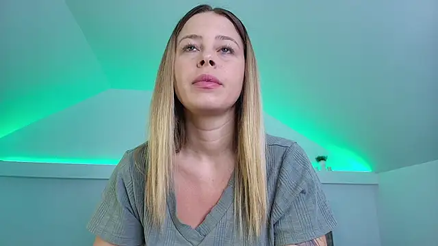 Snapshot of KateAllyaa chatting on December 14, 2025, 2:50 am KateAllyaa online show from December 14, 2025, 2:50 am