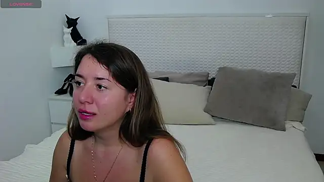 Leona Rae online show from November 28, 2025, 2:09 pm