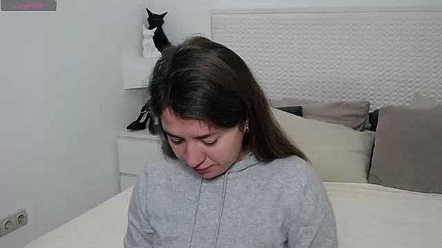 Leona Rae online show from November 29, 2025, 7:33 am