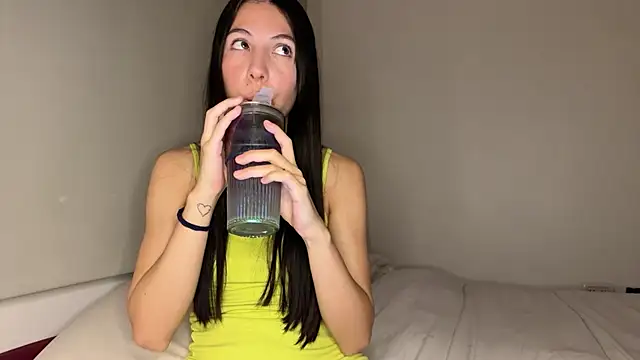 heyitsmia online show from December 4, 2025, 12:53 am