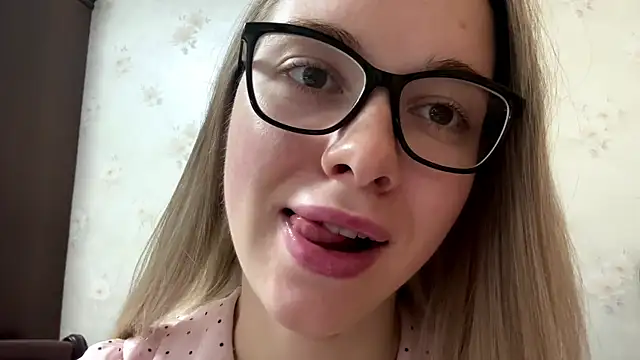 Snapshot of MichikoWienandt chatting on December 2, 2025, 5:35 am MichikoWienandt online show from December 2, 2025, 5:35 am