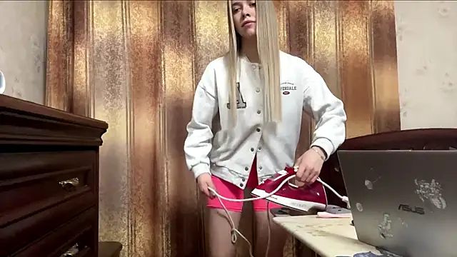 Snapshot of MichikoWienandt chatting on December 4, 2025, 5:50 am MichikoWienandt online show from December 4, 2025, 5:50 am