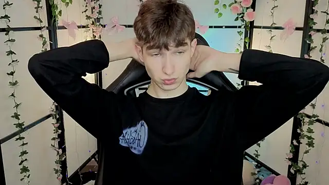 Maxwellchiik online show from December 4, 2025, 1:42 pm