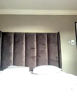 cuddlegiantbear online show from November 24, 2025, 5:18 am