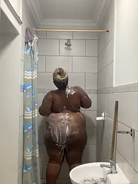 cuddlegiantbear online show from November 24, 2025, 5:45 pm