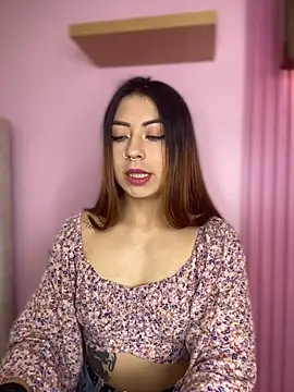 MaddieHunter online show from November 27, 2025, 1:13 pm