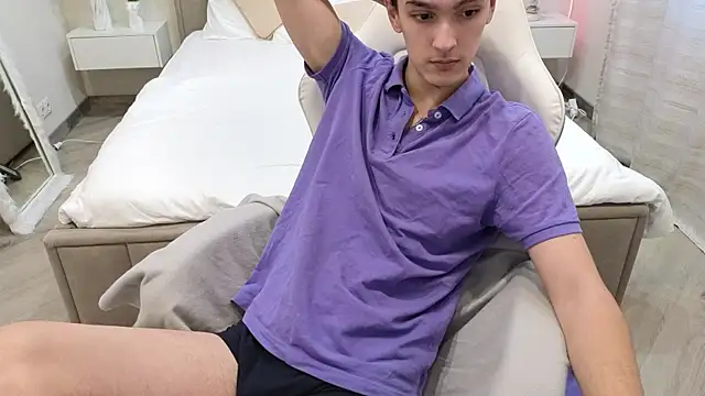 MoonlinSkinn online show from December 4, 2025, 8:01 am