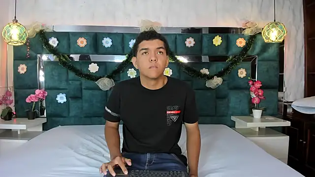 Snapshot of _bonnyandclyde chatting on December 14, 2025, 11:48 am bonnyandclyde online show from December 14, 2025, 11:48 am