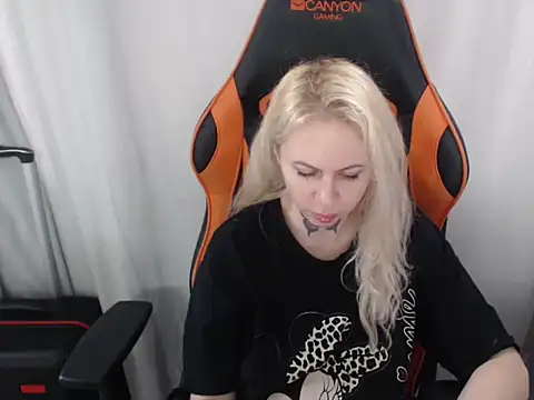 MissButterfly69 online show from November 29, 2025, 11:35 am