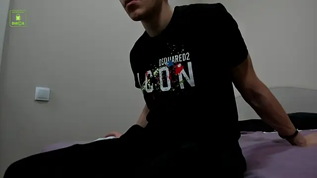 Johny Travolta online show from December 4, 2025, 12:14 pm